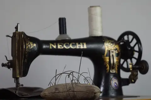 Czarna maszyna do szycia Necchi z poduszką na igły