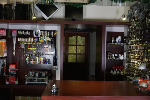 Wnętrze salonu Centerserwis z ladą i regałami